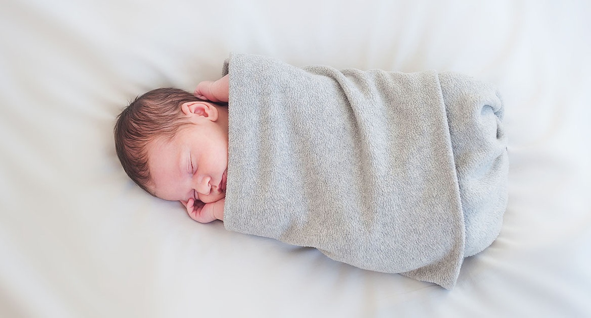 【育兒常識】新生兒一定要用包巾包住睡覺嗎？