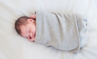 【育兒常識】新生兒一定要用包巾包住睡覺嗎？