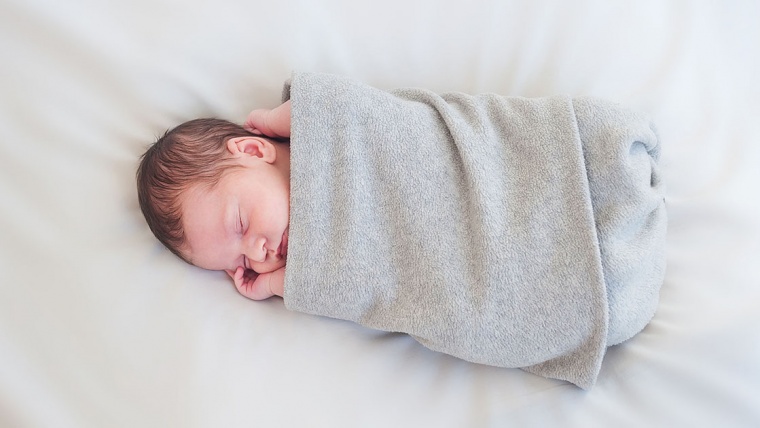 【育兒常識】新生兒一定要用包巾包住睡覺嗎？