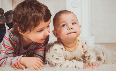 【育兒常識】二寶來了！爸媽如何緩解大寶的老大情節？