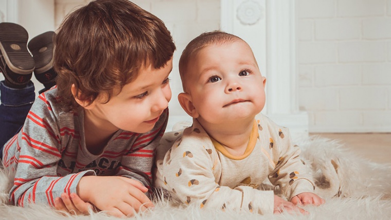 【育兒常識】二寶來了！爸媽如何緩解大寶的老大情節？