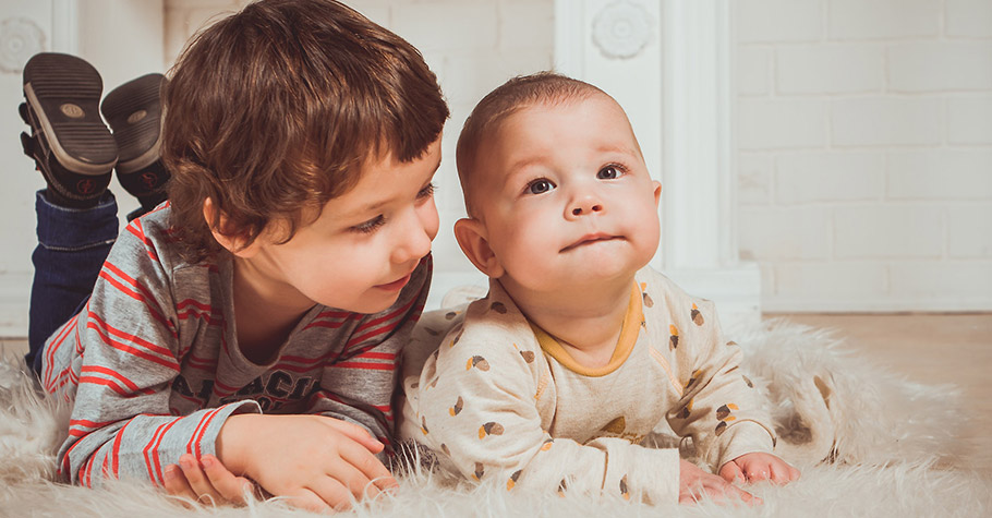 【育兒常識】二寶來了！爸媽如何緩解大寶的老大情節？